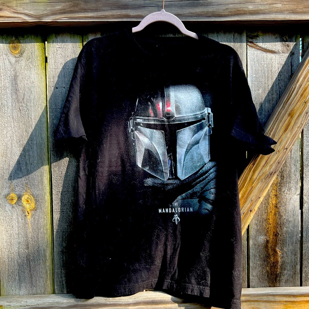 Disney Star Wars The Mandalorian size Large shirt